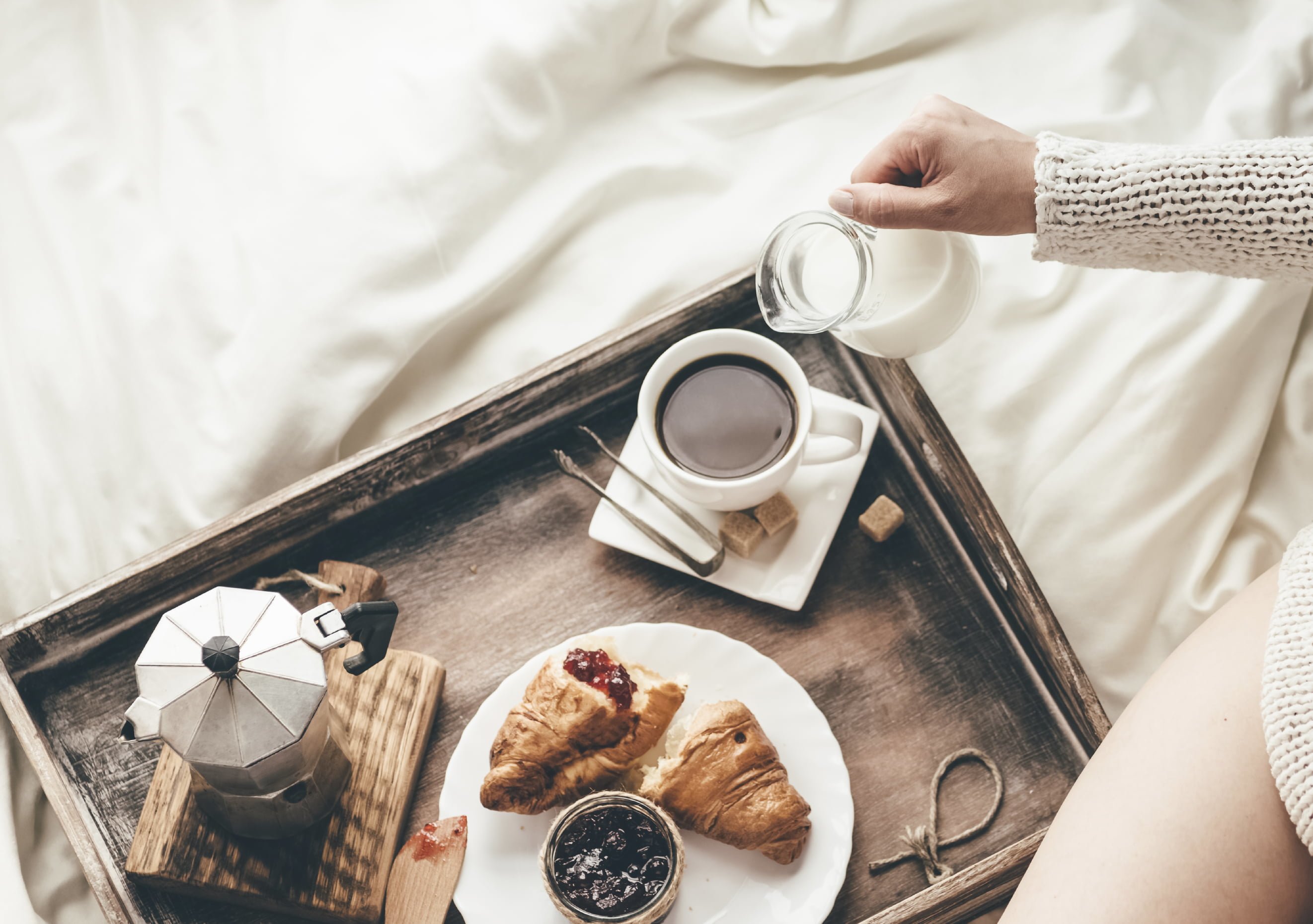 Стильное утро картинки. Кофе в постель. Кофе с круассаном в постель. Завтрак кофе девушка.